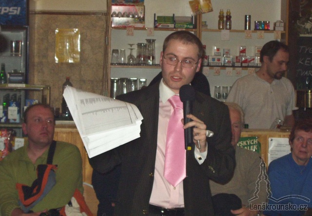 03_Martin Kadrman ukazuje 15 035 podpisu petice.jpg